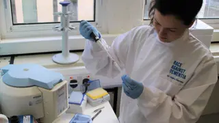 Dr Clare Durrant from Race Against Dementia in a lab.